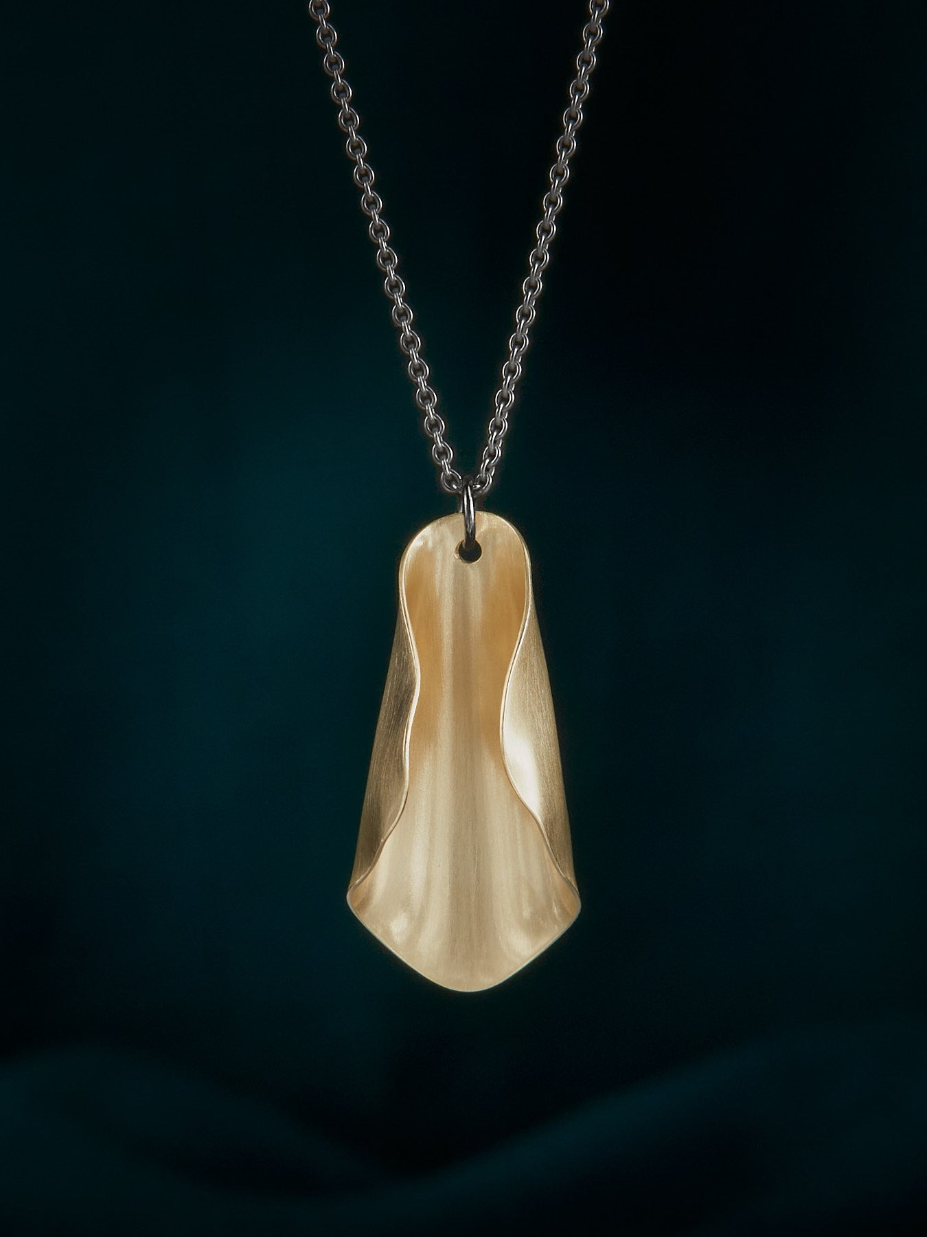 Magnolia classic necklace in brass