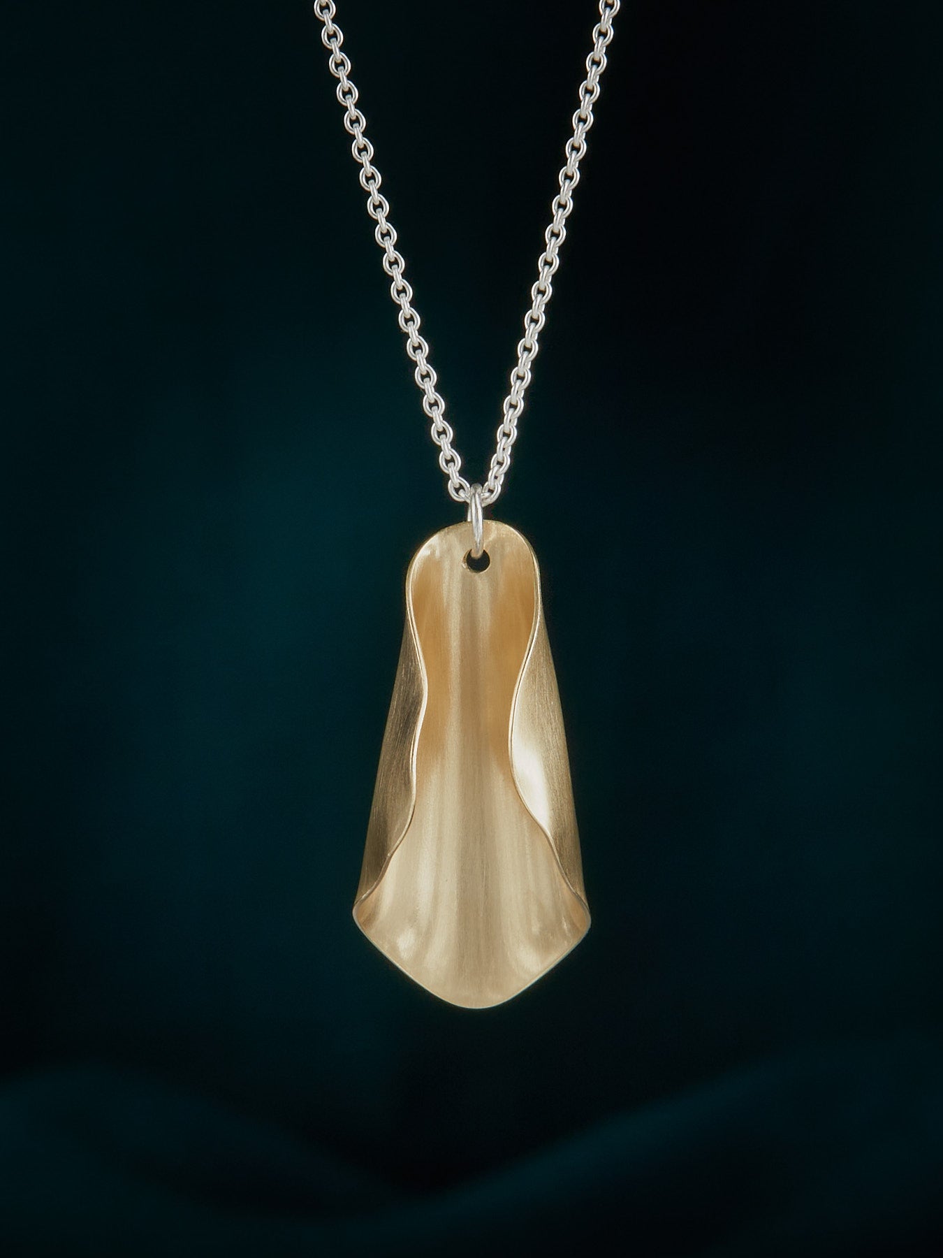Magnolia classic necklace in brass