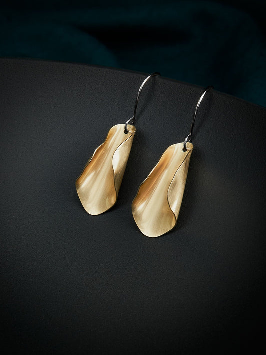Magnolia classic earrings in brass