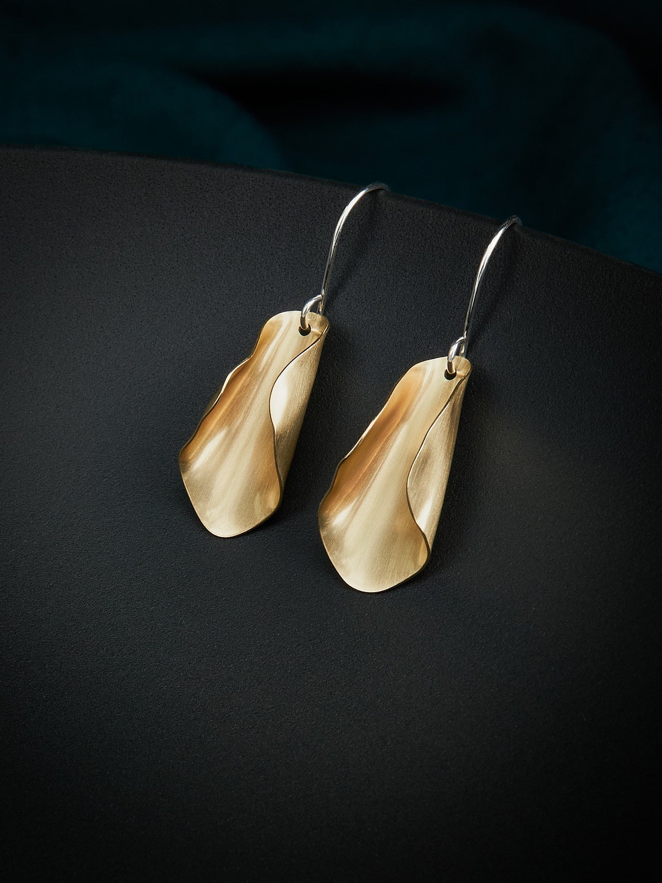 Magnolia classic earrings in brass