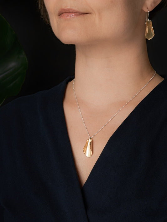 Magnolia classic necklace in brass