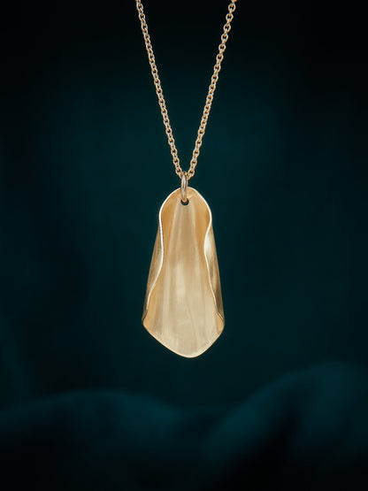 Magnolia classic necklace in brass