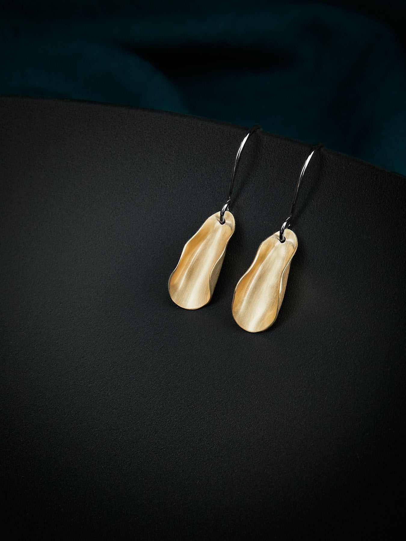 Magnolia petite earrings in brass