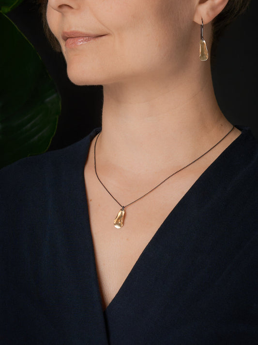 Magnolia petite necklace in brass