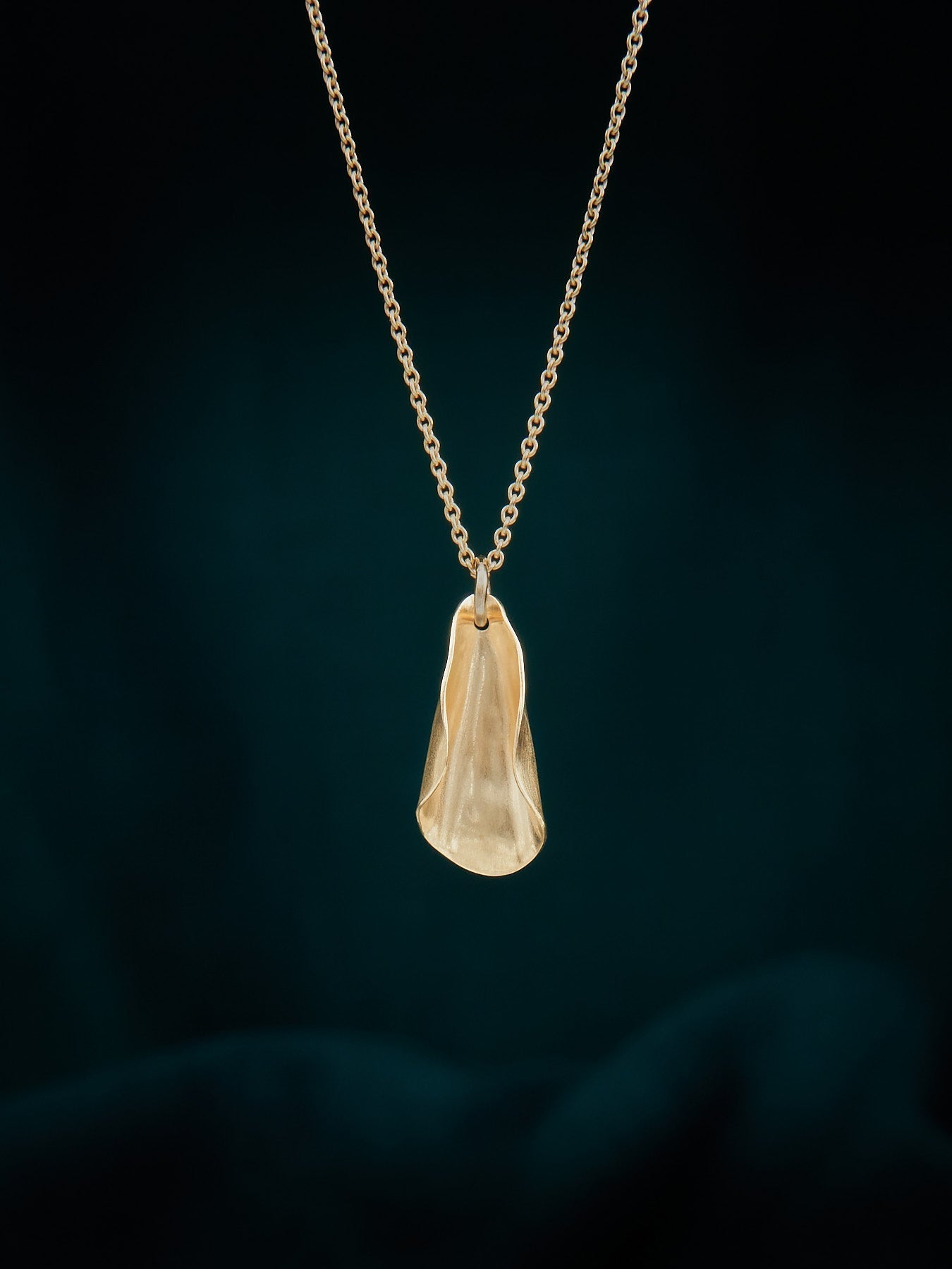 Magnolia petite necklace in brass