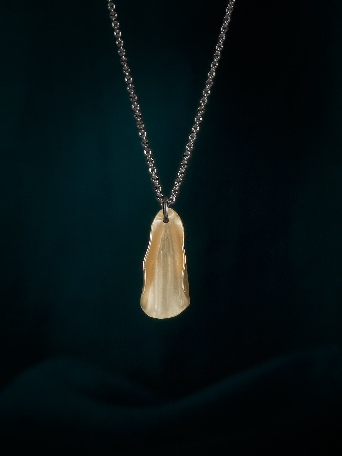 Magnolia petite necklace in brass