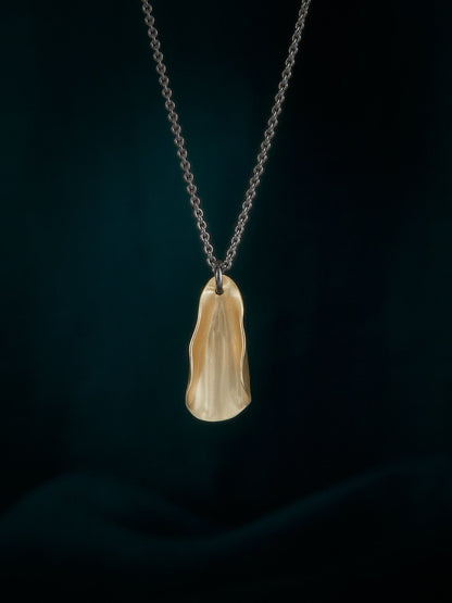 Magnolia petite necklace in brass
