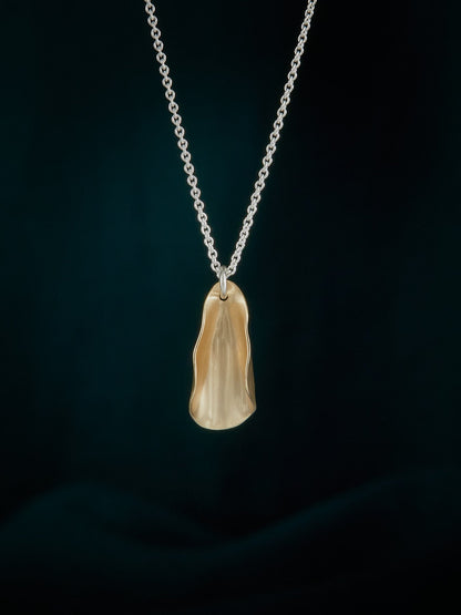 Magnolia petite necklace in brass